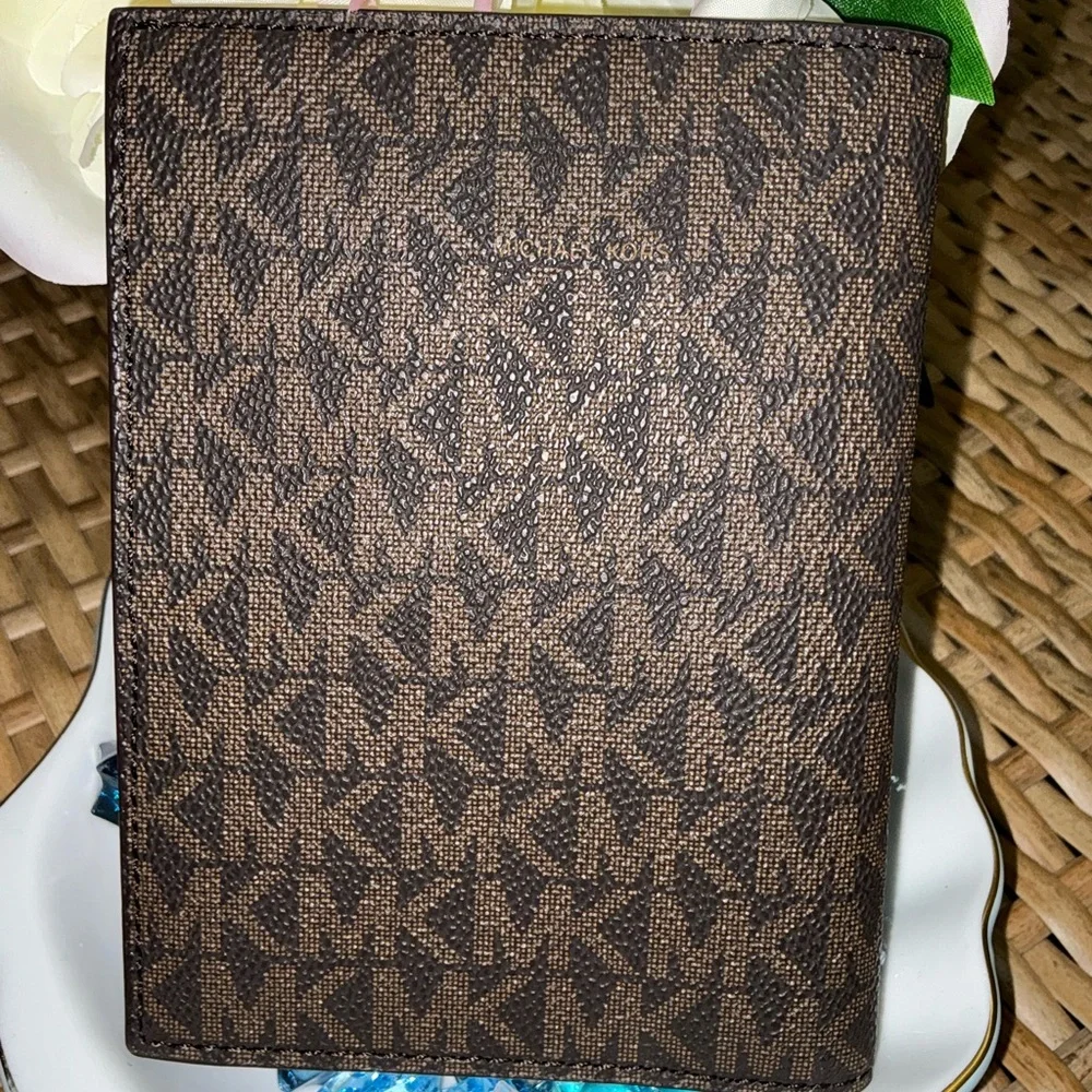 Michael Kors Signature Folding Card Case - Picture 13 of 14